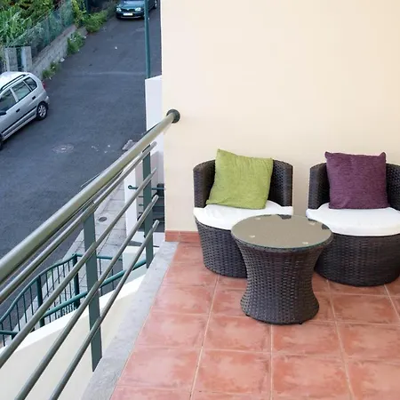 Hébergement de vacances Charming House In With Sea View *