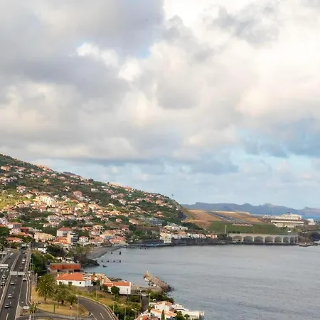 Charming House In With Sea View Santa Cruz (Madeira)